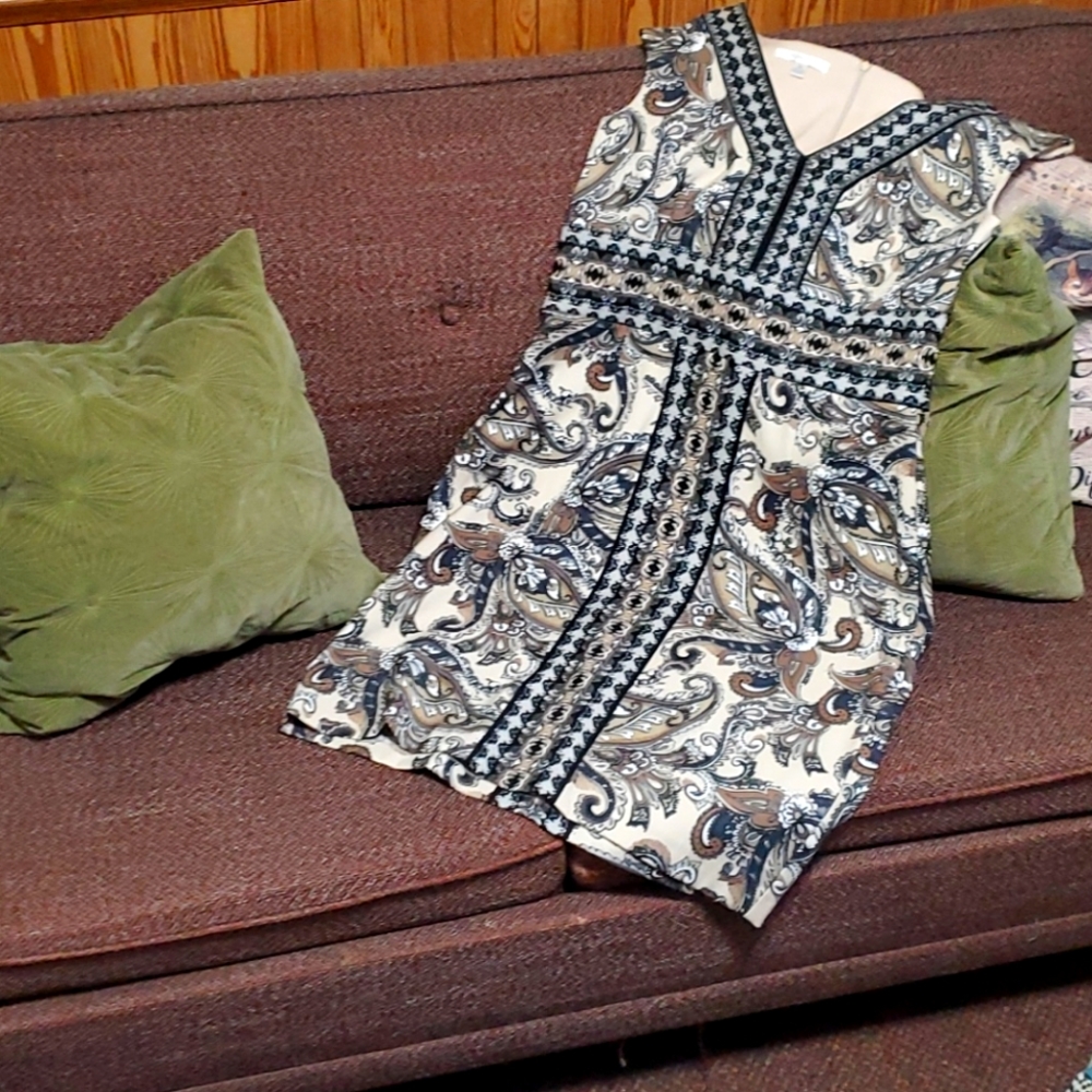 London Times Form Fitting dress